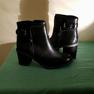 Black ankle boots by Gianni Bini